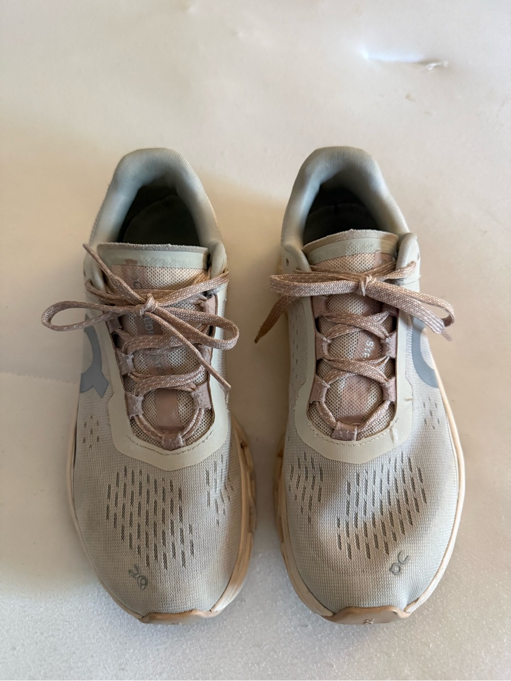 On Running Cloudtec Sneaker in Beige and Light Gray - Picture 4 of 5